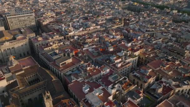 역사적 구역의 집들을 각도로 바라본 것이다 황금시간대의 상공을 스페인 바르셀로나 — 비디오