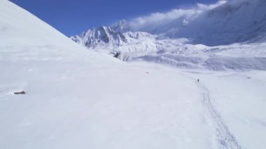 Havadan ters bakış açısıyla erkek yürüyüşçü yalnız başına. Nepal, Manang bölgesinde Tilicho Gölü 'nün ünlü yolu. Himalayalar dağ yürüyüşü dağ sıraları kavramını keşfediyor