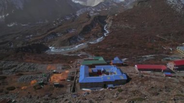 Manang bölgesindeki Tilicho ana kamp binalarını hava üssü kurmuş. Annapurna gezintisi. Himalayalar dağları eski köy yerleşimleri