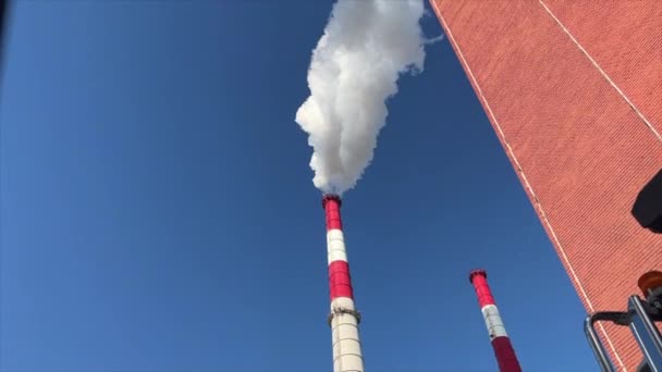 Onthulling Lage Hoek Uitzicht Fabriek Schoorstenen Vrijgeven Witte Dikke Rook — Stockvideo