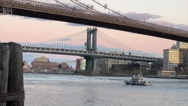 New York Usa 2023 Nypd Polizeiboot Der Brooklyn Bridge Und — Stockvideo