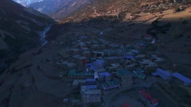 Manang bölgesindeki renkli geleneksel Nepal Khangshar köyü evleri havadan görünüyor. Himalayalar 'da günbatımı geçmişine sahip Tilicho ana kamp yolu.