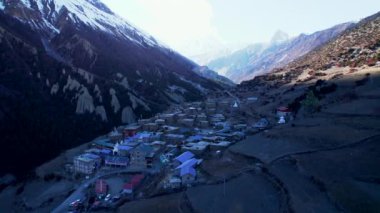 Gökyüzü manzaralı geleneksel Khangshar köyü evleri. Manang bölgesi. Tilicho ana kamp yolu. Himalayalar dağları. Himalayalar 'da turizm ve seyahat kavramı
