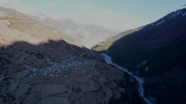 Geleneksel Khangshar köyü evleri. Manang bölgesi. Tilicho ana kamp yolu. Himalayalar dağları. Himalayalar 'da turizm ve seyahat kavramı