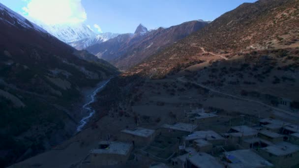Vol Aérien Dessus Vieilles Maisons Village Khangshar Dans District Manang — Video