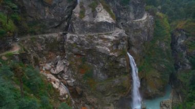Kuş bakışı beyaz kamyon Himalayalar, Nepal 'deki dar dağ yolunda yolcu taşıyor. Macera tatili seyahatleri, Himalayalar 'da geziler.