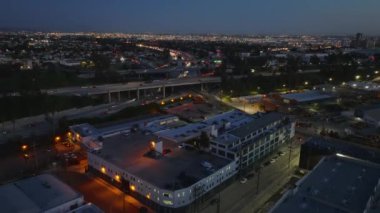 Metropolis 'te çok katlı çok katlı yol kavşağında yoğun trafik var. Los Angeles, Kaliforniya, ABD.