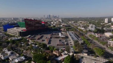 Şehir merkezinin üzerinden uç. Pasifik Tasarım Merkezi 'nin modern tasarım kompleksi etrafında kasaba gelişimini gözler önüne seriyor. Los Angeles, Kaliforniya, ABD.