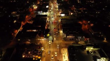 İleri marş, gece kalabalık bulvarın üzerinde uçar. Geniş yolda giden araçlar sokak lambalarıyla aydınlatılıyor. Los Angeles, Kaliforniya, ABD