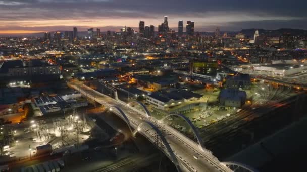Letecké Záběry Večerní Městské Krajiny Zpětné Odhalení Osvětleného Viaduktu Ulice — Stock video
