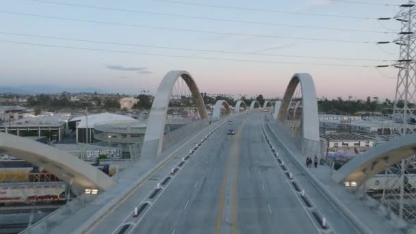 Soumraku Leťte Nad Moderním Silničním Mostem Betonovými Oblouky Stranách Los — Stock video