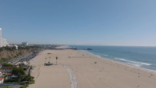 城市宽阔沙滩的空中下降镜头 阳光灿烂的圣莫尼卡海滩美国加利福尼亚州洛杉矶 — 图库视频影像