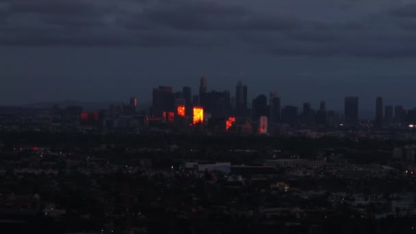 ダウンタウンのオフィスビルのグループの拡大ビュー 夕日を反射するガラス面 米国カリフォルニア州ロサンゼルス — ストック動画