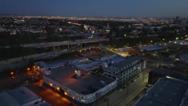 Важкий Трафік Багаторівневій Розв Язці Доріг Вечірньому Метрополісі Лос Анджелес — стокове відео