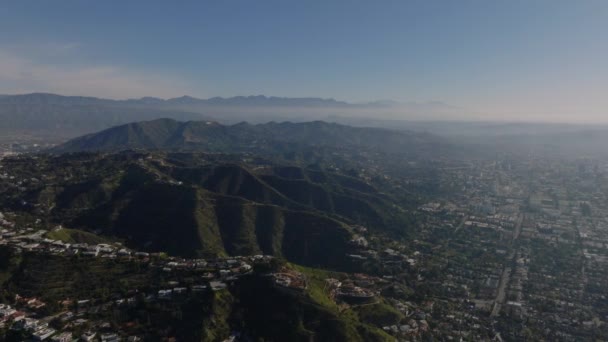 Pěkný Letecký Panoramatický Záběr Domů Kopcích Nad Městem Luxusní Adresy — Stock video