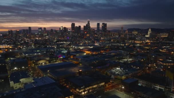 後方町の開発の上を飛ぶ 高層ビルが立ち並ぶ夜景と空 米国カリフォルニア州ロサンゼルス — ストック動画