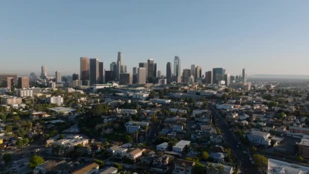 透明度の高いオフィスビルが立ち並ぶ金融街のパノラマビュー 米国カリフォルニア州ロサンゼルス — ストック動画