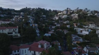 Lüks yerleşim yerinin havadan görünüşü. Gün batımından sonra dik yamaçlarda evler. Los Angeles, Kaliforniya, ABD