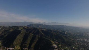 Metropolis 'i çevreleyen tepelerin ve kanyonların hava indirme görüntüleri. Lüks mülkleri ortaya çıkarmak. Los Angeles, Kaliforniya, ABD.