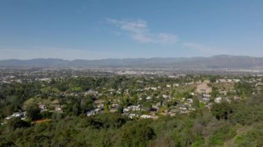 Güneşli bir günde büyük şehrin havadan panoramik görüntüsü. İkametgah mahallesi. Los Angeles, Kaliforniya, ABD.