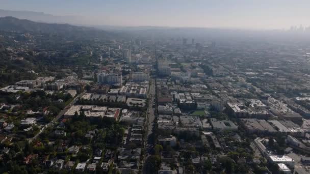 大都市建筑物的空中全景 后向显示城市住宅区的房屋 阳光下朦胧的景色 美国加利福尼亚州洛杉矶 — 图库视频影像
