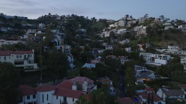 Αεροφωτογραφία Του Πολυτελούς Κατοικημένου Δήμου Σπίτια Απότομη Πλαγιά Μετά Ηλιοβασίλεμα — Αρχείο Βίντεο