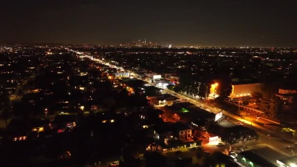 夜は住宅街の上を飛ぶ 広い通りを走行する車 米国カリフォルニア州ロサンゼルス — ストック動画