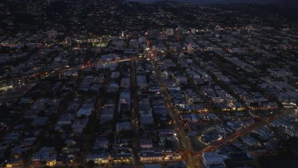 前方の住宅街区の上の夜に飛ぶ 傾きは都市の上の丘を明らかにする 米国カリフォルニア州ロサンゼルス — ストック動画