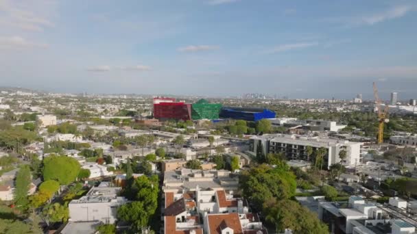 Latać Nad Dzielnicą Miejską Kolorowe Budynki Pacific Design Center Panoramiczny — Wideo stockowe
