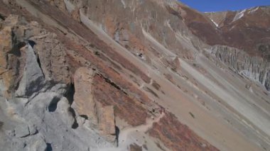Yüksek himalaya dağlarındaki Tilicho ana kampına giden bir grup yürüyüşçü. Himalaya dağlarında macera, mücadele, güvenlik ve turizm gezileri.