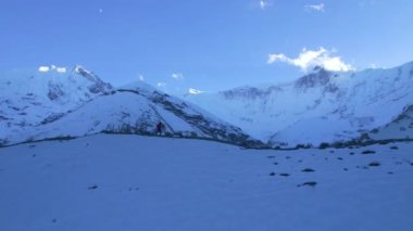 Himalayalar 'ın karlı dağlarında Tilicho Gölü' nde yürüyen iki erkek yürüyüşçü. Annapurna gezisi. Maceracılar kış şartlarında meydan okuyorlar.