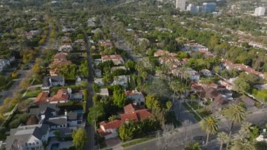 Özel adreslerde ikametgah ve caddelerin üzerinden uç. Beverly Hills ilçesi, yükseklikten. Los Angeles, Kaliforniya, ABD