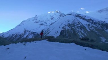 Himalayalar 'daki Tilicho ana kampına yalnız başına yürüyüş yapan beyaz erkek yürüyüşçünün hava görüntüsü. Annapurna gezisi. Nepal' i keşfeden ilham verici bir maceracı..