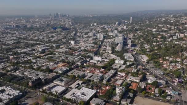 前方の都市の上に高く飛ぶ 都市のバラと遠くの高層オフィスビルのグループ内の建物 米国カリフォルニア州ロサンゼルス — ストック動画