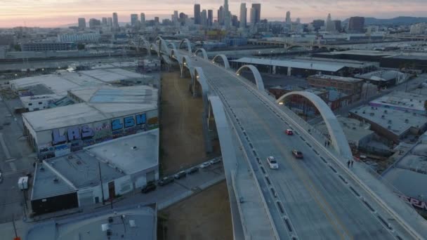 Αεροφωτογραφία Της Σύγχρονης Οδικής Γέφυρας Σχεδιασμού Στη Βιομηχανική Γειτονιά Αποκαλύψτε — Αρχείο Βίντεο
