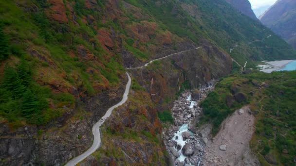 Luchtfoto Panoramisch Uitzicht 4Wd Voertuig Rijdt Serpentine Bergweg Avontuurlijke Road — Stockvideo