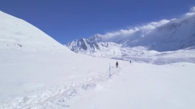 Hava kuşları ünlü Tilicho gölü patikasındaki erkek yürüyüşçüye bakıyor. Nepal popüler yürüyüşleri. Manang bölgesi. Himalayalar Dağları Yürüyüş Konsepti