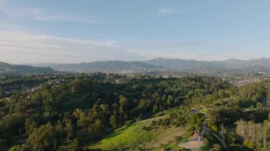 Elysian Park 'taki havadan panoramik bitki örtüsü manzarası. Arka planda uzak dağlar var. Los Angeles, Kaliforniya, ABD.