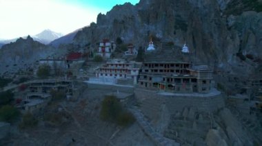Himalayalar 'daki dağ otelinin tersten ifşası. Geleneksel taş binalar inşa etti ve güzel yüksek dağ manzarasında Budist stupaları. Manang Vadisi, Annapurna Gezisi, Nepal.