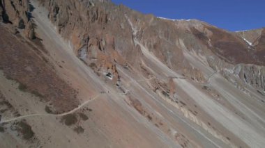 Tur grubuyla birlikte yüksek himalaya dağlarındaki Tilicho ana kampına yürüyüş yapan hava dairesel manzara çobanı, güneşli hava koşullarında. Yürüyüş yolları ve turizm konsepti.