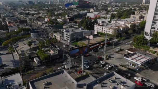 Vue Angle Élevé Des Véhicules Passant Par Intersection Route Inclinez — Video