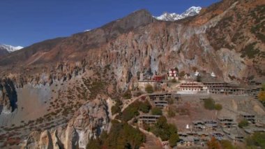 Tepesinde stupa olan Bhraka köyünün havadan görünüşlü evleri. Manang bölgesi. Annapurna dağ bölgesi. Himalayalar dağ köyleri mimari ve nepal kültürü