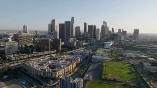 日没の近代的な都市地区の空中ビュー ビジネスエリアの高層オフィスビルのグループ 米国カリフォルニア州ロサンゼルス — ストック動画