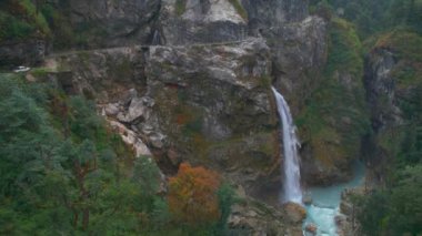 Himalayalar 'ın Annapurna pistindeki dar yolda hava manzaralı 4wd araç. Himalayalar 'da seyahatler, şelaleler. Manang konseptine giden yol
