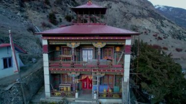 Havadan yakından bakınca geleneksel Manang köyü renkli ev cephesi dokusu ve desenleri var. Nepal 'in tarihi mirası. Himalaya Dağları Kültür ve Ev Konsepti