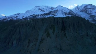 Hava kuşları Himalaya dağlarını, karlı tepeleri ve dağın arkasındaki güneşi görür. Görkemli nefes kesici Nepal Himalayalar dağ sırası manzarası
