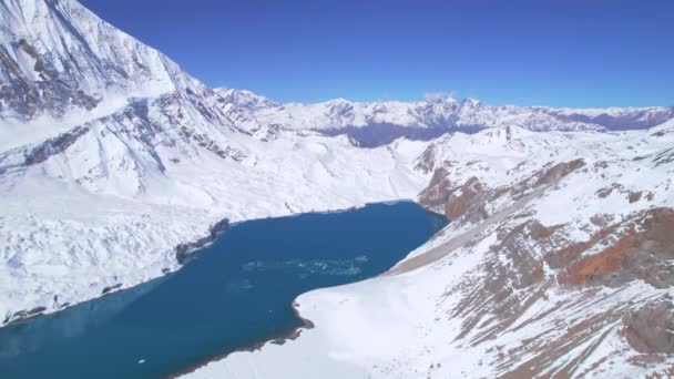 Letecký Pohled Ptačí Perspektivy Malebné Modré Jezero Tilicho Obklopeno Vysokou — Stock video
