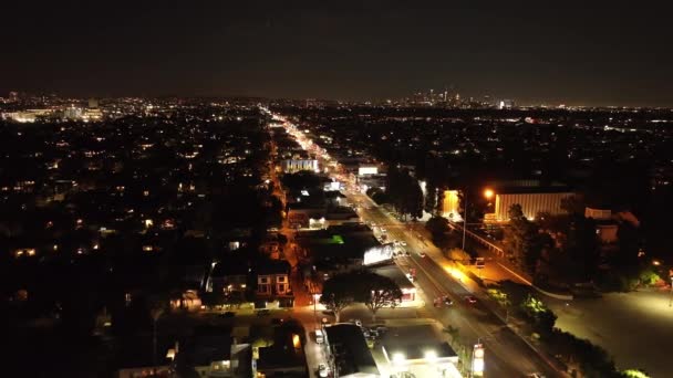夜の大都市の空中ビュー 遠くの都市のバラと高層オフィスビルの光の大通り 米国カリフォルニア州ロサンゼルス — ストック動画