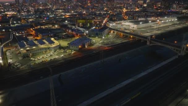 무렵에는 철도역 자리잡고 있습니다 하늘을 배경으로 스카이라인을 드러내고 있습니다 로스앤젤레스 — 비디오