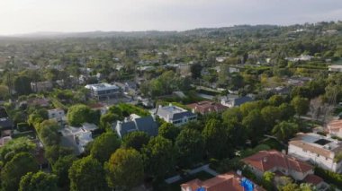 Kentsel yerleşim yerlerinin havadan panoramik görüntüsü. Ağaçlar ve diğer yeşilliklerle çevrili binalar, Los Angeles, California, ABD